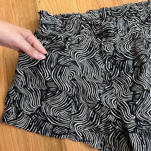 a new day Black and White Wave Print Women's Shorts - Picture 2 of 7